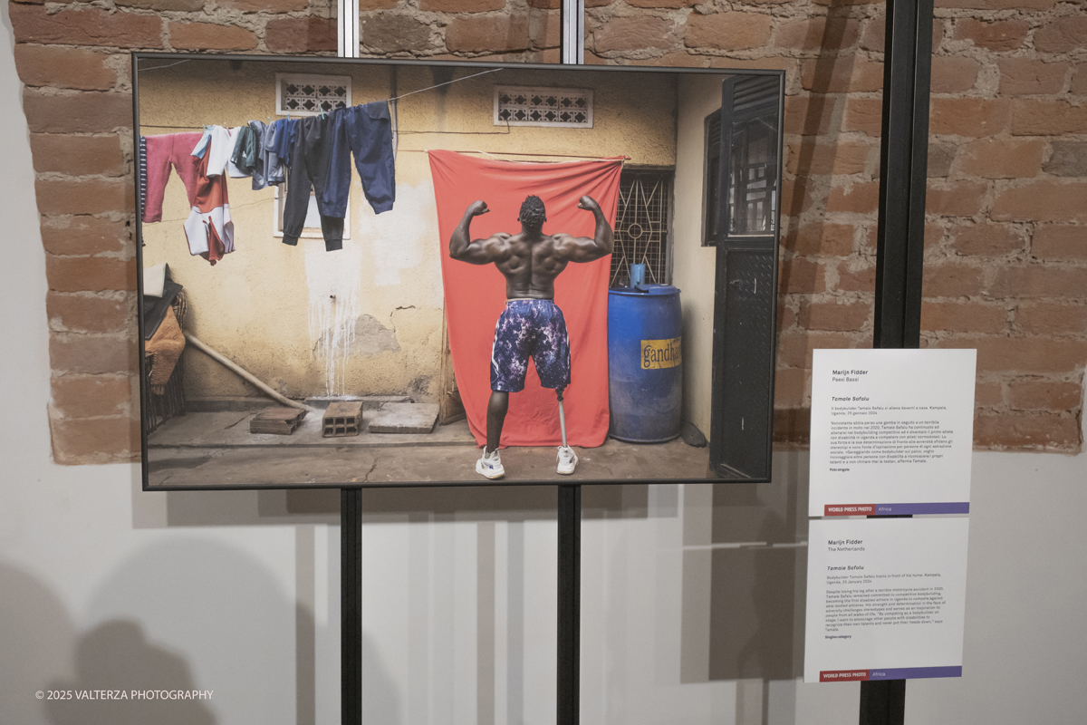 DSCF0006.jpg - World Press Photo Exhibition 2025 all’Accademia Albertina di Torino Il percorso espositivo presenta i lavori pubblicati dalle più autorevoli testate internazionali – da National Geographic a BBC, da CNN a Le Monde ed El PaÃs – e si conferma uno degli appuntamenti più attesi  per chi vuole comprendere il mondo attraverso lo sguardo dei reporter. Nella foto un momento della presentazione della mostra da parte di Vito Cramarossa Direttore di WPP Italia