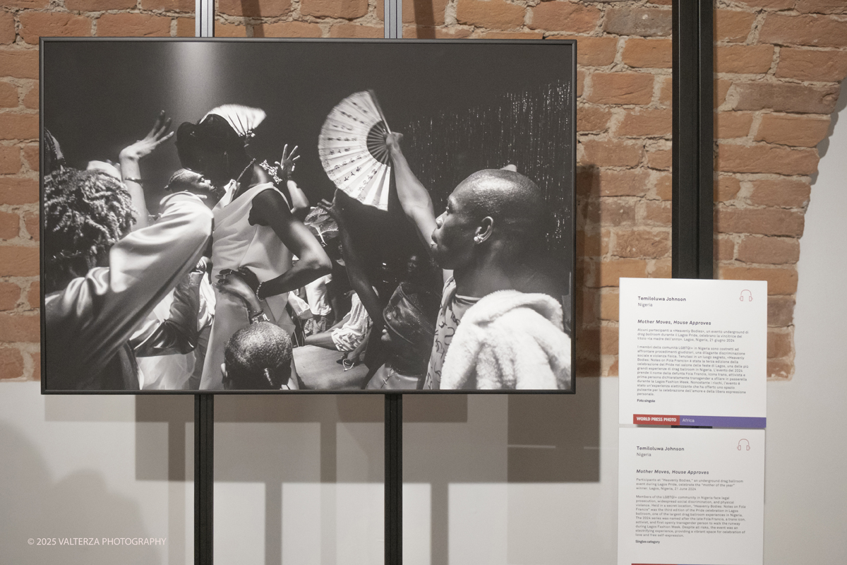 DSCF0012.jpg - World Press Photo Exhibition 2025 all’Accademia Albertina di Torino Il percorso espositivo presenta i lavori pubblicati dalle più autorevoli testate internazionali – da National Geographic a BBC, da CNN a Le Monde ed El PaÃs – e si conferma uno degli appuntamenti più attesi  per chi vuole comprendere il mondo attraverso lo sguardo dei reporter. Nella foto Categoria Foto singola  Fotografo Temiloluwa Johnson Opera Mother Moves, House Approves