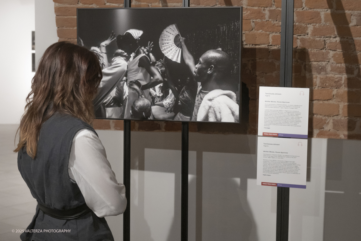 DSCF0022.jpg - World Press Photo Exhibition 2025 all’Accademia Albertina di Torino Il percorso espositivo presenta i lavori pubblicati dalle più autorevoli testate internazionali – da National Geographic a BBC, da CNN a Le Monde ed El PaÃs – e si conferma uno degli appuntamenti più attesi  per chi vuole comprendere il mondo attraverso lo sguardo dei reporter. Nella foto in visita alla mostra