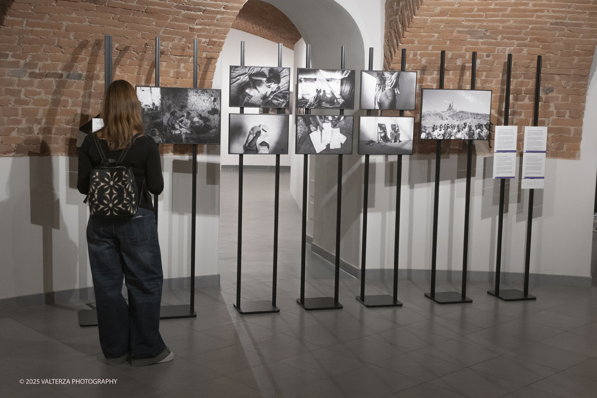 DSCF0036.jpg - World Press Photo Exhibition 2025 all’Accademia Albertina di Torino Il percorso espositivo presenta i lavori pubblicati dalle più autorevoli testate internazionali – da National Geographic a BBC, da CNN a Le Monde ed El PaÃs – e si conferma uno degli appuntamenti più attesi  per chi vuole comprendere il mondo attraverso lo sguardo dei reporter. Nella foto in visita alla mostra