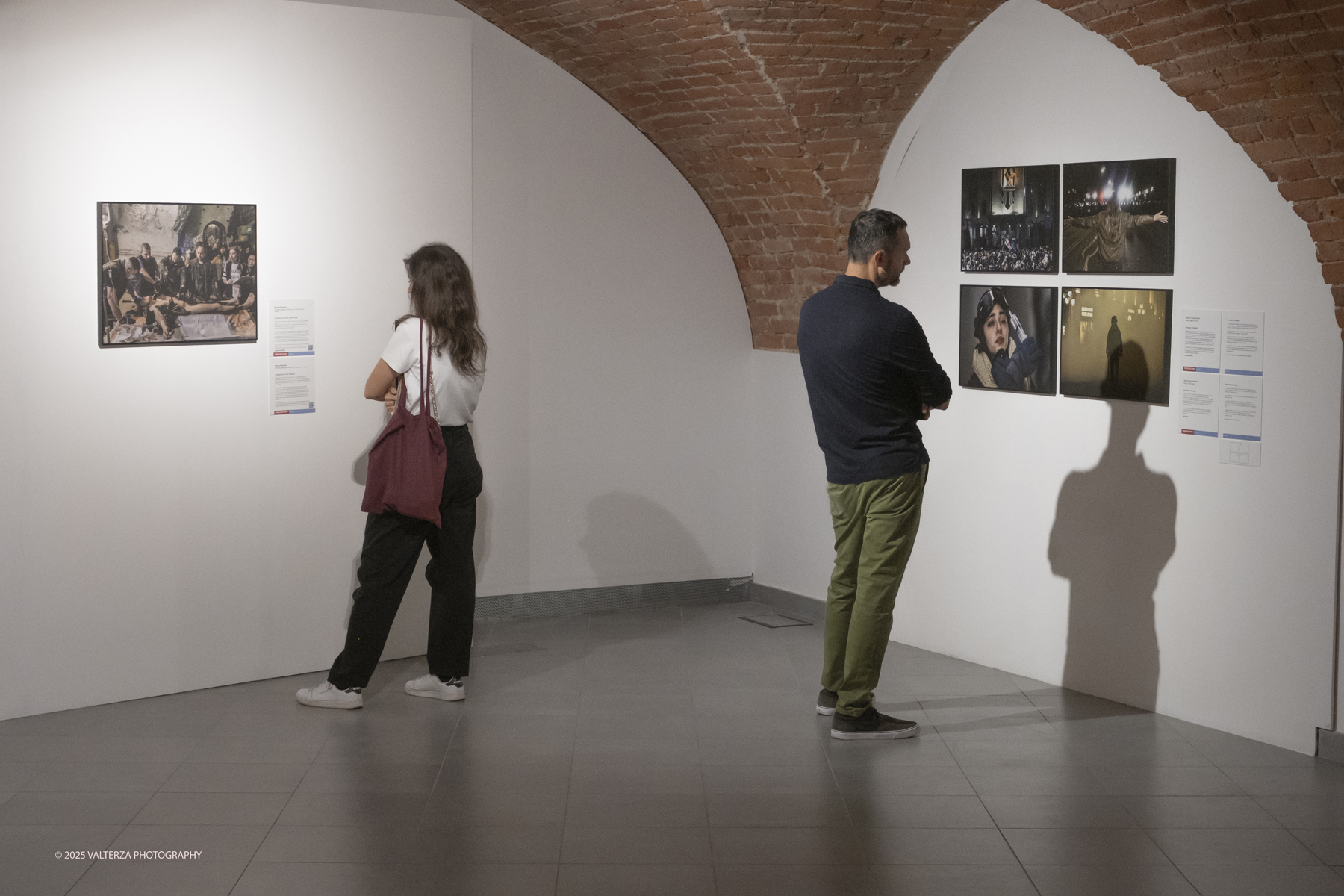 DSCF0042.jpg - World Press Photo Exhibition 2025 all’Accademia Albertina di Torino Il percorso espositivo presenta i lavori pubblicati dalle più autorevoli testate internazionali – da National Geographic a BBC, da CNN a Le Monde ed El PaÃs – e si conferma uno degli appuntamenti più attesi  per chi vuole comprendere il mondo attraverso lo sguardo dei reporter. Nella foto in visita alla mostra