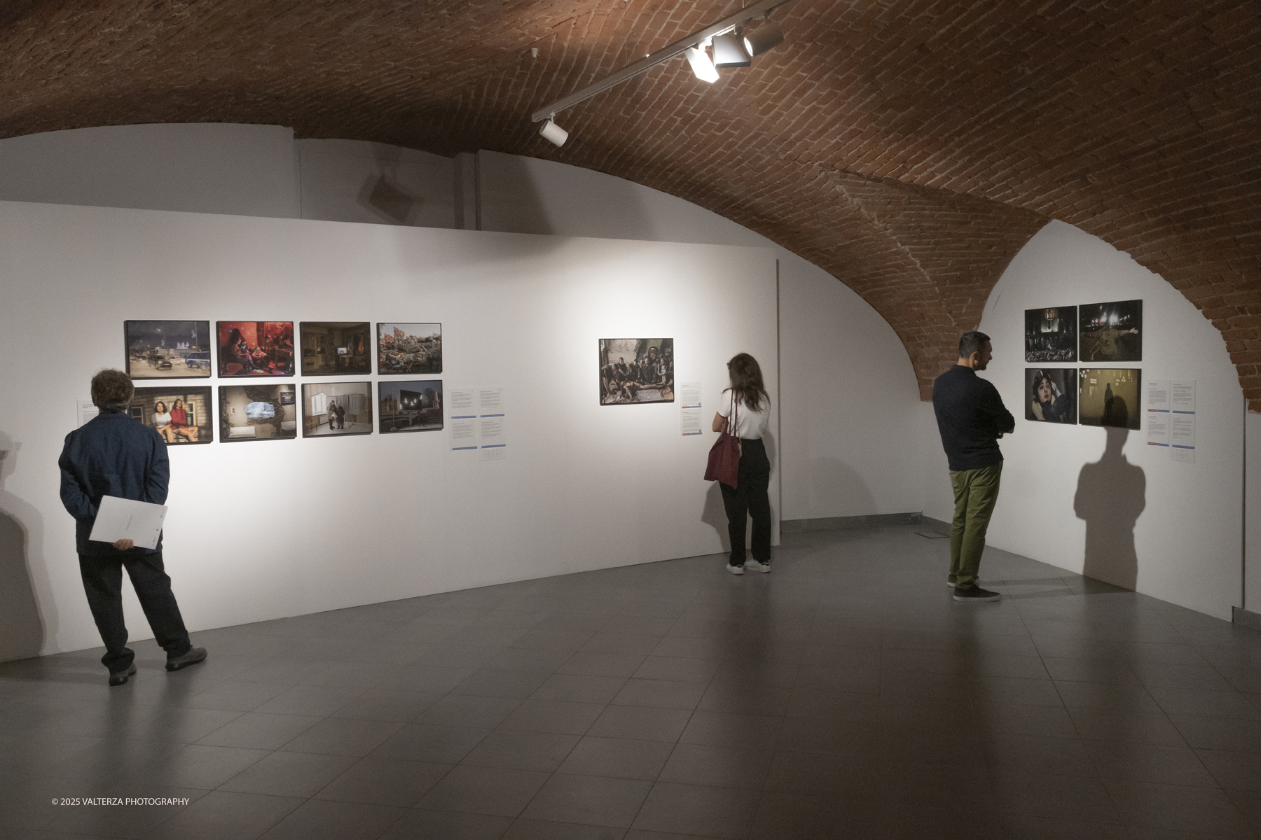 DSCF0048.jpg - World Press Photo Exhibition 2025 all’Accademia Albertina di Torino Il percorso espositivo presenta i lavori pubblicati dalle più autorevoli testate internazionali – da National Geographic a BBC, da CNN a Le Monde ed El PaÃs – e si conferma uno degli appuntamenti più attesi  per chi vuole comprendere il mondo attraverso lo sguardo dei reporter. Nella foto in visita alla mostra