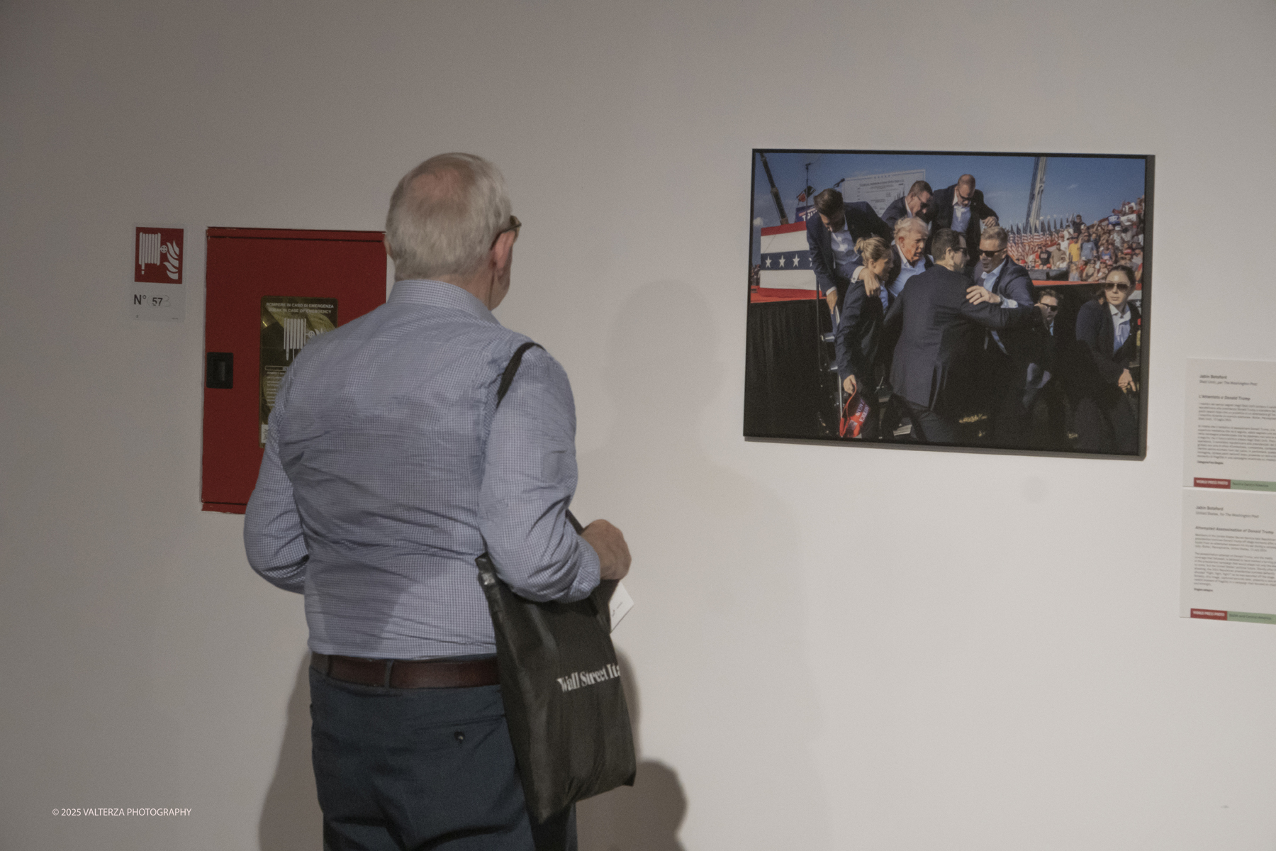 DSCF0049.jpg - World Press Photo Exhibition 2025 all’Accademia Albertina di Torino Il percorso espositivo presenta i lavori pubblicati dalle più autorevoli testate internazionali – da National Geographic a BBC, da CNN a Le Monde ed El PaÃs – e si conferma uno degli appuntamenti più attesi  per chi vuole comprendere il mondo attraverso lo sguardo dei reporter. Nella foto  in visita alla mostra