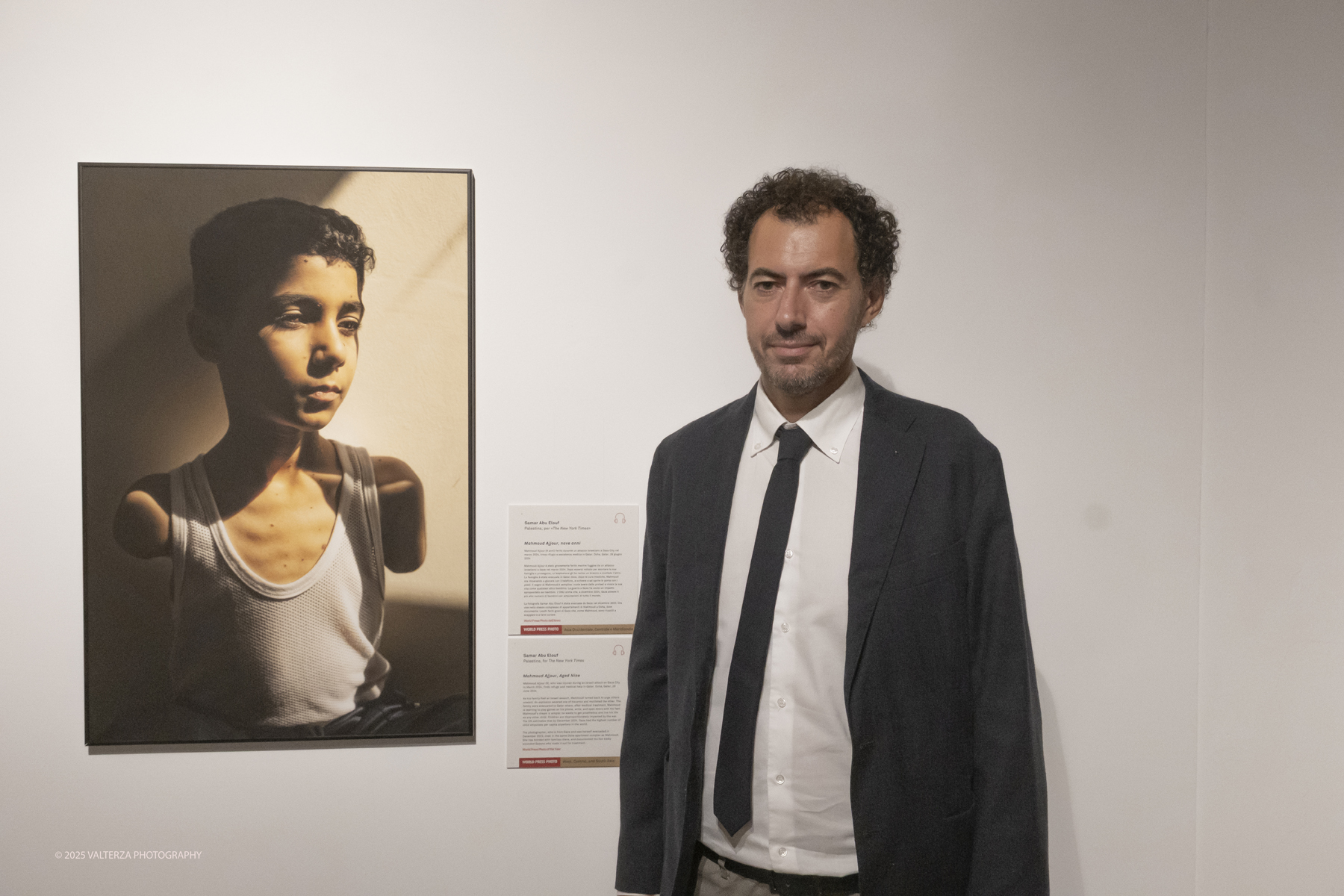 DSCF0054.jpg - World Press Photo Exhibition 2025 all’Accademia Albertina di Torino Il percorso espositivo presenta i lavori pubblicati dalle più autorevoli testate internazionali – da National Geographic a BBC, da CNN a Le Monde ed El PaÃs – e si conferma uno degli appuntamenti più attesi  per chi vuole comprendere il mondo attraverso lo sguardo dei reporter. Nella foto Vito Cramarossa Direttore di WPP Italia con la foto vincitrice del contest