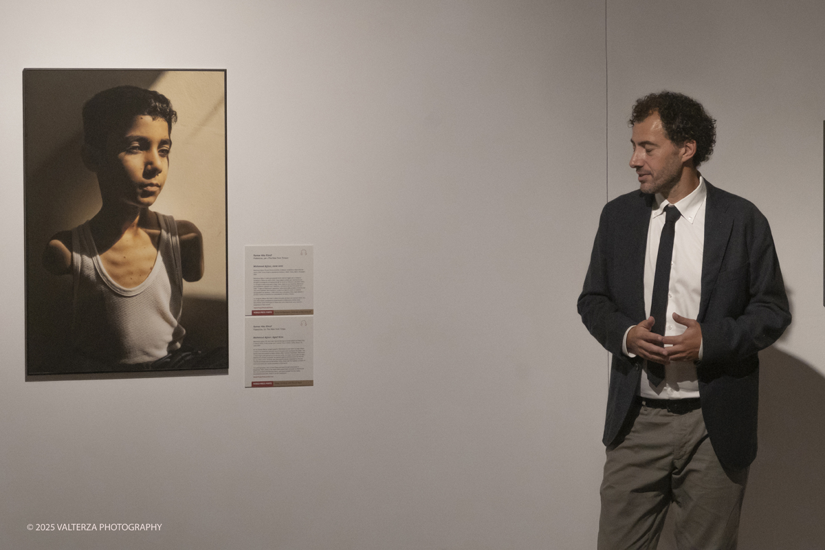 DSCF0069.jpg - World Press Photo Exhibition 2025 all’Accademia Albertina di Torino Il percorso espositivo presenta i lavori pubblicati dalle più autorevoli testate internazionali – da National Geographic a BBC, da CNN a Le Monde ed El PaÃs – e si conferma uno degli appuntamenti più attesi  per chi vuole comprendere il mondo attraverso lo sguardo dei reporter. Nella foto un momento della presentazione della mostra da parte di Vito Cramarossa Direttore di WPP Italia