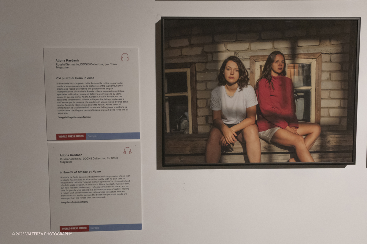 DSCF0089.jpg - World Press Photo Exhibition 2025 all’Accademia Albertina di Torino Il percorso espositivo presenta i lavori pubblicati dalle più autorevoli testate internazionali – da National Geographic a BBC, da CNN a Le Monde ed El PaÃs – e si conferma uno degli appuntamenti più attesi  per chi vuole comprendere il mondo attraverso lo sguardo dei reporter. Nella foto Categoria Progetti a lungo termine Fotografo Aliona Kardash  Servizio C'è puzza di fumo in casa