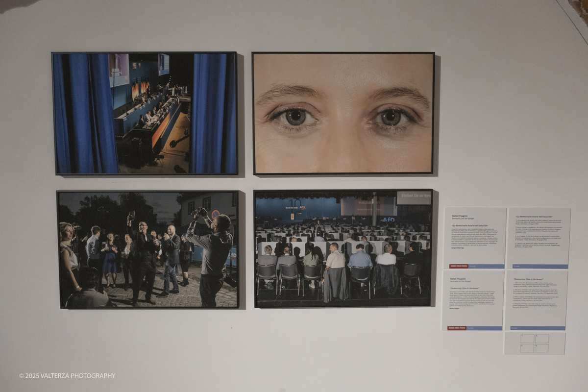 DSCF0090.jpg - World Press Photo Exhibition 2025 all’Accademia Albertina di Torino Il percorso espositivo presenta i lavori pubblicati dalle più autorevoli testate internazionali – da National Geographic a BBC, da CNN a Le Monde ed El PaÃs – e si conferma uno degli appuntamenti più attesi  per chi vuole comprendere il mondo attraverso lo sguardo dei reporter. Nella foto Categoria Reportage Fotografo Rafael Heygster Servizio La democrazia muore nell'oscuritÃ