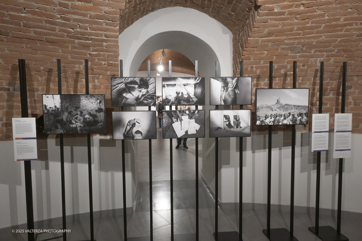 DSCF0097.jpg - World Press Photo Exhibition 2025 all’Accademia Albertina di Torino Il percorso espositivo presenta i lavori pubblicati dalle più autorevoli testate internazionali – da National Geographic a BBC, da CNN a Le Monde ed El PaÃs – e si conferma uno degli appuntamenti più attesi  per chi vuole comprendere il mondo attraverso lo sguardo dei reporter. Nella foto Categoria Progetti a lungo termine fotografa Cinzia Canneri Servizio I corpi delle donne come campi di battaglia