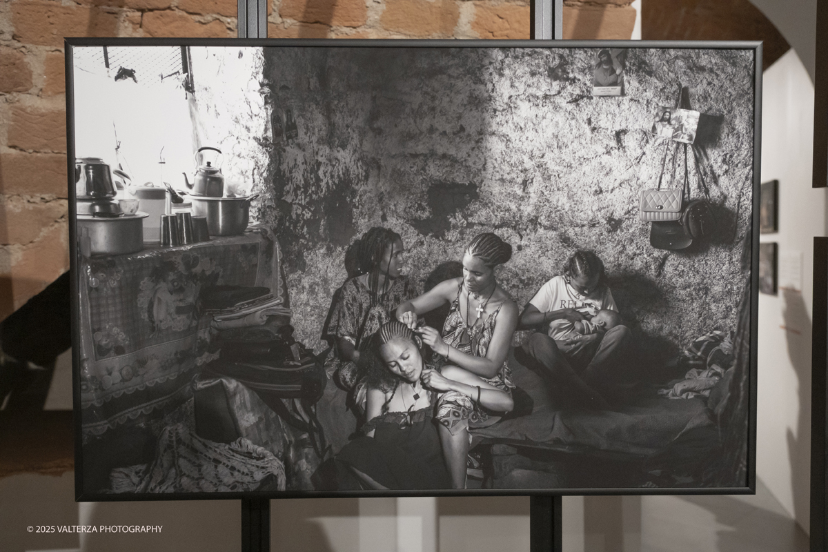 DSCF0099.jpg - World Press Photo Exhibition 2025 all’Accademia Albertina di Torino Il percorso espositivo presenta i lavori pubblicati dalle più autorevoli testate internazionali – da National Geographic a BBC, da CNN a Le Monde ed El PaÃs – e si conferma uno degli appuntamenti più attesi  per chi vuole comprendere il mondo attraverso lo sguardo dei reporter. Nella foto Categoria Progetti a lungo termine fotografa Cinzia Canneri Servizio I corpi delle donne come campi di battaglia