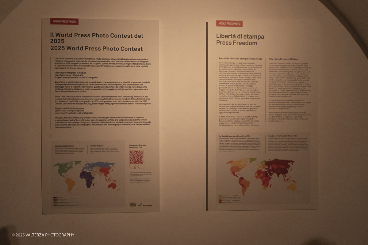 _DSF0056.jpg - World Press Photo Exhibition 2025 all’Accademia Albertina di Torino Il percorso espositivo presenta i lavori pubblicati dalle più autorevoli testate internazionali – da National Geographic a BBC, da CNN a Le Monde ed El PaÃs – e si conferma uno degli appuntamenti più attesi  per chi vuole comprendere il mondo attraverso lo sguardo dei reporter. Nella foto tabellone esplicativo all'ingresso della mostra
