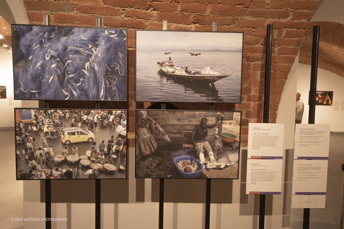 _DSF0059.jpg - World Press Photo Exhibition 2025 all’Accademia Albertina di Torino Il percorso espositivo presenta i lavori pubblicati dalle più autorevoli testate internazionali – da National Geographic a BBC, da CNN a Le Monde ed El PaÃs – e si conferma uno degli appuntamenti più attesi  per chi vuole comprendere il mondo attraverso lo sguardo dei reporter. Nella foto categotia reportage Fotografo Aubin Mukoni Servizio Il lago è caduto nel silenzio
