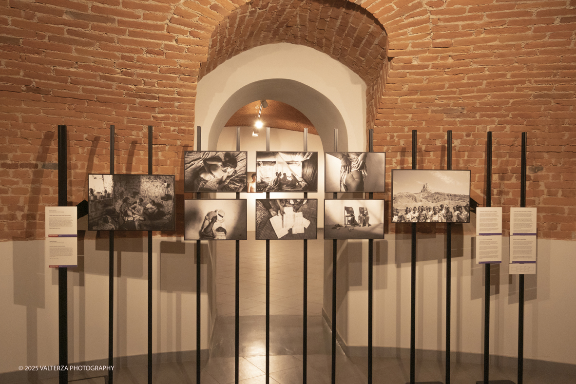 _DSF0067.jpg - World Press Photo Exhibition 2025 all’Accademia Albertina di Torino Il percorso espositivo presenta i lavori pubblicati dalle più autorevoli testate internazionali – da National Geographic a BBC, da CNN a Le Monde ed El PaÃs – e si conferma uno degli appuntamenti più attesi  per chi vuole comprendere il mondo attraverso lo sguardo dei reporter. Nella foto Categoria Progetti a lungo termine fotografa Cinzia Canneri Servizio I corpi delle donne come campi di battaglia