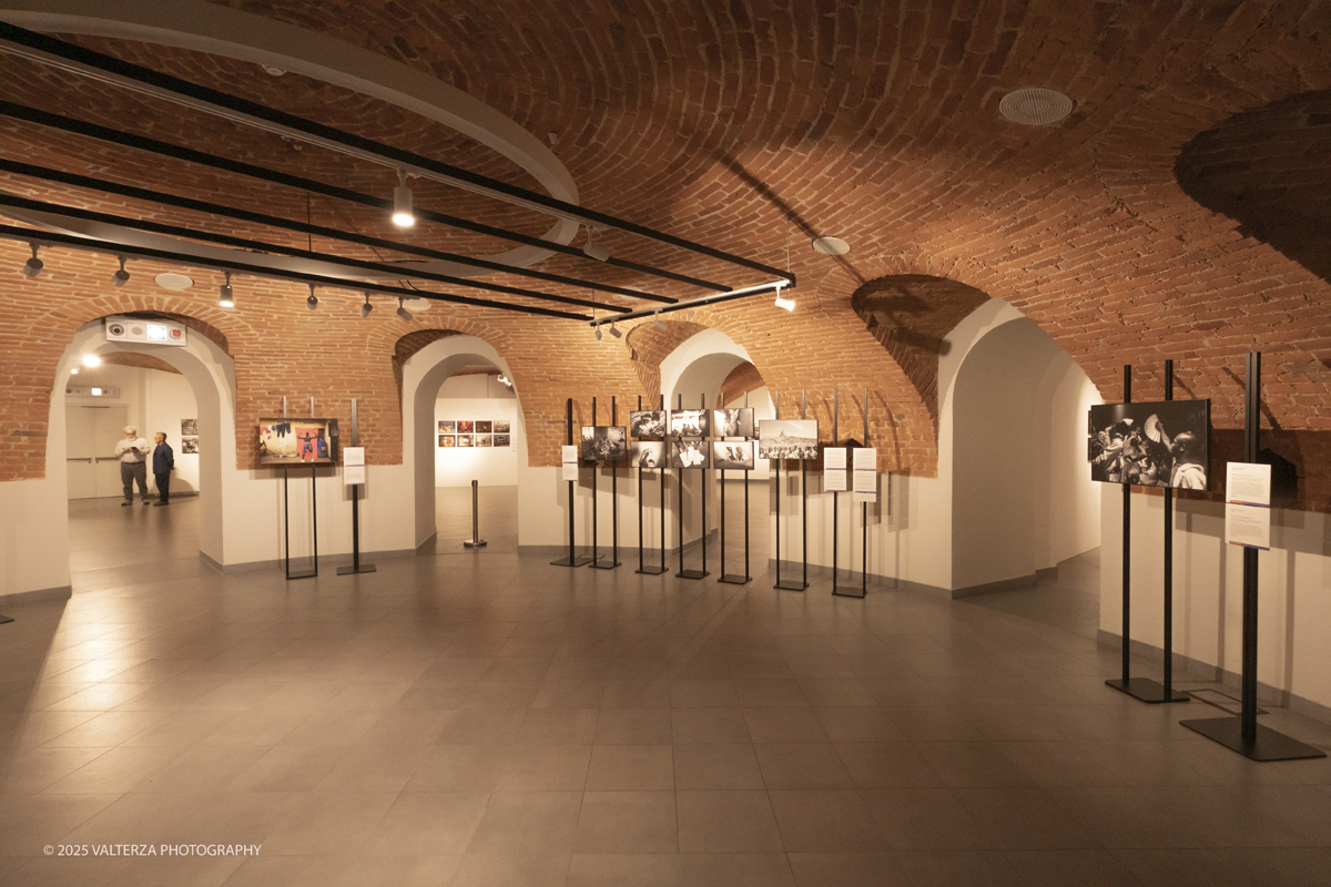 _DSF0071.jpg - World Press Photo Exhibition 2025 all’Accademia Albertina di Torino Il percorso espositivo presenta i lavori pubblicati dalle più autorevoli testate internazionali – da National Geographic a BBC, da CNN a Le Monde ed El PaÃs – e si conferma uno degli appuntamenti più attesi  per chi vuole comprendere il mondo attraverso lo sguardo dei reporter. Nella foto parte dell'allestimento