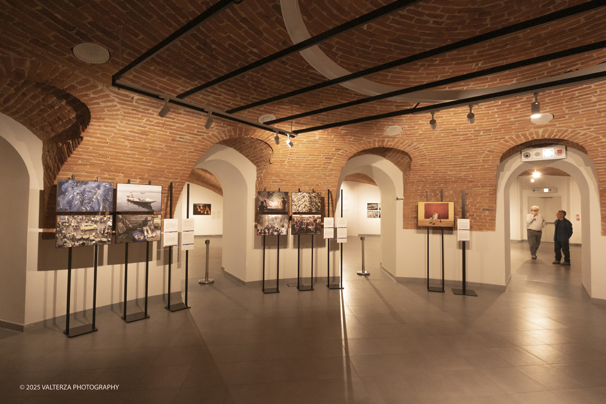 _DSF0076.jpg - World Press Photo Exhibition 2025 all’Accademia Albertina di Torino Il percorso espositivo presenta i lavori pubblicati dalle più autorevoli testate internazionali – da National Geographic a BBC, da CNN a Le Monde ed El PaÃs – e si conferma uno degli appuntamenti più attesi  per chi vuole comprendere il mondo attraverso lo sguardo dei reporter. Nella foto parte dell'allestimento