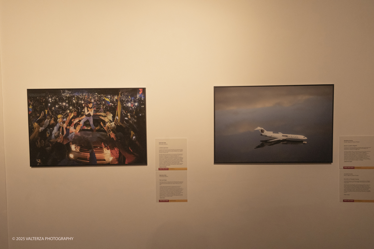 _DSF0087.jpg - World Press Photo Exhibition 2025 all’Accademia Albertina di Torino Il percorso espositivo presenta i lavori pubblicati dalle più autorevoli testate internazionali – da National Geographic a BBC, da CNN a Le Monde ed El PaÃs – e si conferma uno degli appuntamenti più attesi  per chi vuole comprendere il mondo attraverso lo sguardo dei reporter. Nella foto parte dell'allestimento