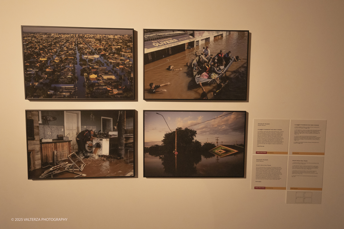 _DSF0099.jpg - World Press Photo Exhibition 2025 all’Accademia Albertina di Torino Il percorso espositivo presenta i lavori pubblicati dalle più autorevoli testate internazionali – da National Geographic a BBC, da CNN a Le Monde ed El PaÃs – e si conferma uno degli appuntamenti più attesi  per chi vuole comprendere il mondo attraverso lo sguardo dei reporter. Nella foto Categoria Reportage Fotografa Amanda M. Perobelli Servizio Le Peggiori inondazioni mai viste in Brasile