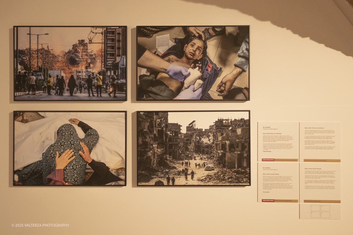 _DSF0116.jpg - World Press Photo Exhibition 2025 all’Accademia Albertina di Torino Il percorso espositivo presenta i lavori pubblicati dalle più autorevoli testate internazionali – da National Geographic a BBC, da CNN a Le Monde ed El PaÃs – e si conferma uno degli appuntamenti più attesi  per chi vuole comprendere il mondo attraverso lo sguardo dei reporter. Nella foto Categoria Reportage Fotografo Ali Jadallah Servizio Gaza sotto attacco Israeliano