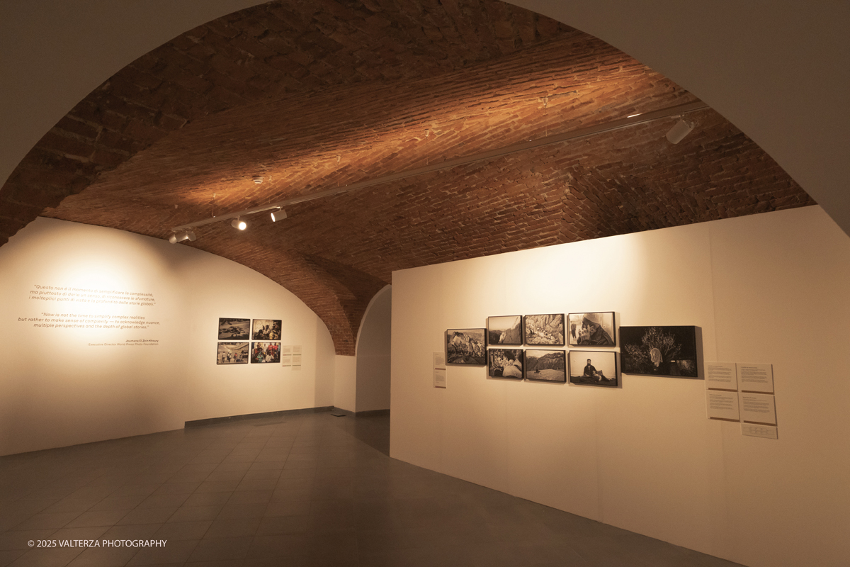 _DSF0124.jpg - World Press Photo Exhibition 2025 all’Accademia Albertina di Torino Il percorso espositivo presenta i lavori pubblicati dalle più autorevoli testate internazionali – da National Geographic a BBC, da CNN a Le Monde ed El PaÃs – e si conferma uno degli appuntamenti più attesi  per chi vuole comprendere il mondo attraverso lo sguardo dei reporter. Nella foto parte dell'allestimento