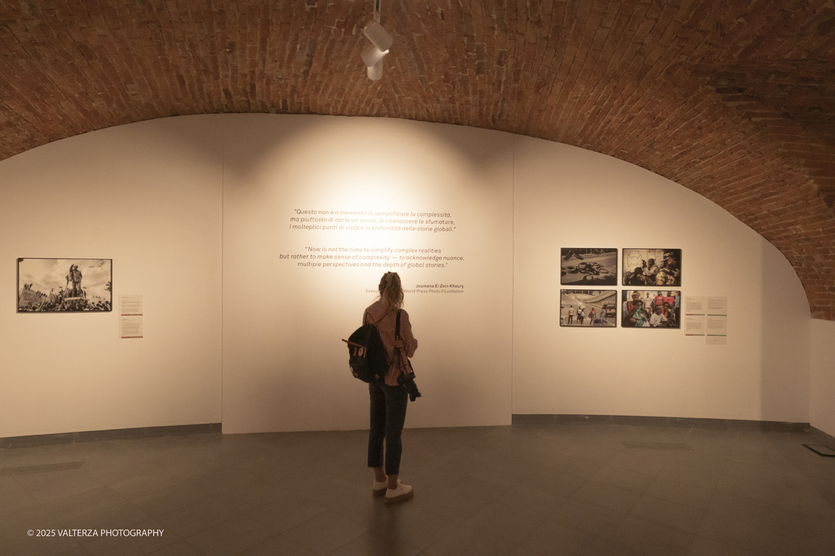 _DSF0128.jpg - World Press Photo Exhibition 2025 all’Accademia Albertina di Torino Il percorso espositivo presenta i lavori pubblicati dalle più autorevoli testate internazionali – da National Geographic a BBC, da CNN a Le Monde ed El PaÃs – e si conferma uno degli appuntamenti più attesi  per chi vuole comprendere il mondo attraverso lo sguardo dei reporter. Nella foto in visita alla mostra