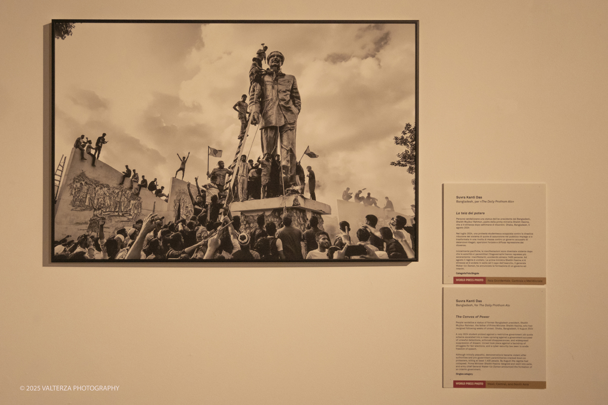 _DSF0143.jpg - World Press Photo Exhibition 2025 all’Accademia Albertina di Torino Il percorso espositivo presenta i lavori pubblicati dalle più autorevoli testate internazionali – da National Geographic a BBC, da CNN a Le Monde ed El PaÃs – e si conferma uno degli appuntamenti più attesi  per chi vuole comprendere il mondo attraverso lo sguardo dei reporter. Nella foto Categoria Foto singola Fotografo Suvra Kanti Dash  La tela del Potere