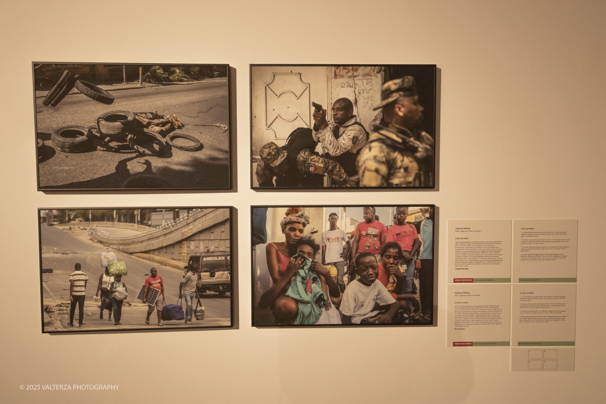 _DSF0150.jpg - World Press Photo Exhibition 2025 all’Accademia Albertina di Torino Il percorso espositivo presenta i lavori pubblicati dalle più autorevoli testate internazionali – da National Geographic a BBC, da CNN a Le Monde ed El PaÃs – e si conferma uno degli appuntamenti più attesi  per chi vuole comprendere il mondo attraverso lo sguardo dei reporter. Nella foto Categoria Reportage Fotografo Clarence Siffroy   Servizio Crisi ad Haiti