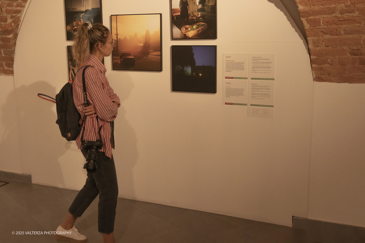 _DSF0160.jpg - World Press Photo Exhibition 2025 all’Accademia Albertina di Torino Il percorso espositivo presenta i lavori pubblicati dalle più autorevoli testate internazionali – da National Geographic a BBC, da CNN a Le Monde ed El PaÃs – e si conferma uno degli appuntamenti più attesi  per chi vuole comprendere il mondo attraverso lo sguardo dei reporter. Nella foto in visita alla mostra