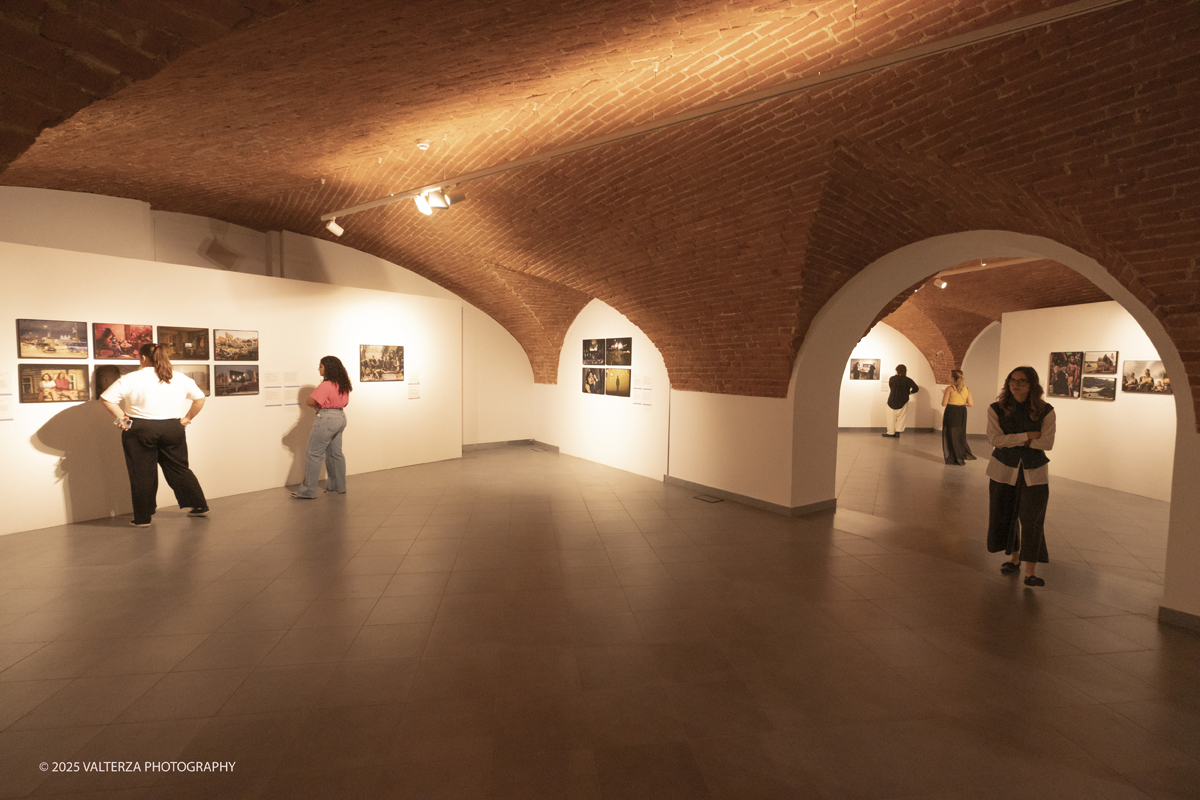 _DSF0173.jpg - World Press Photo Exhibition 2025 all’Accademia Albertina di Torino Il percorso espositivo presenta i lavori pubblicati dalle più autorevoli testate internazionali – da National Geographic a BBC, da CNN a Le Monde ed El PaÃs – e si conferma uno degli appuntamenti più attesi  per chi vuole comprendere il mondo attraverso lo sguardo dei reporter. Nella foto in visita alla mostra