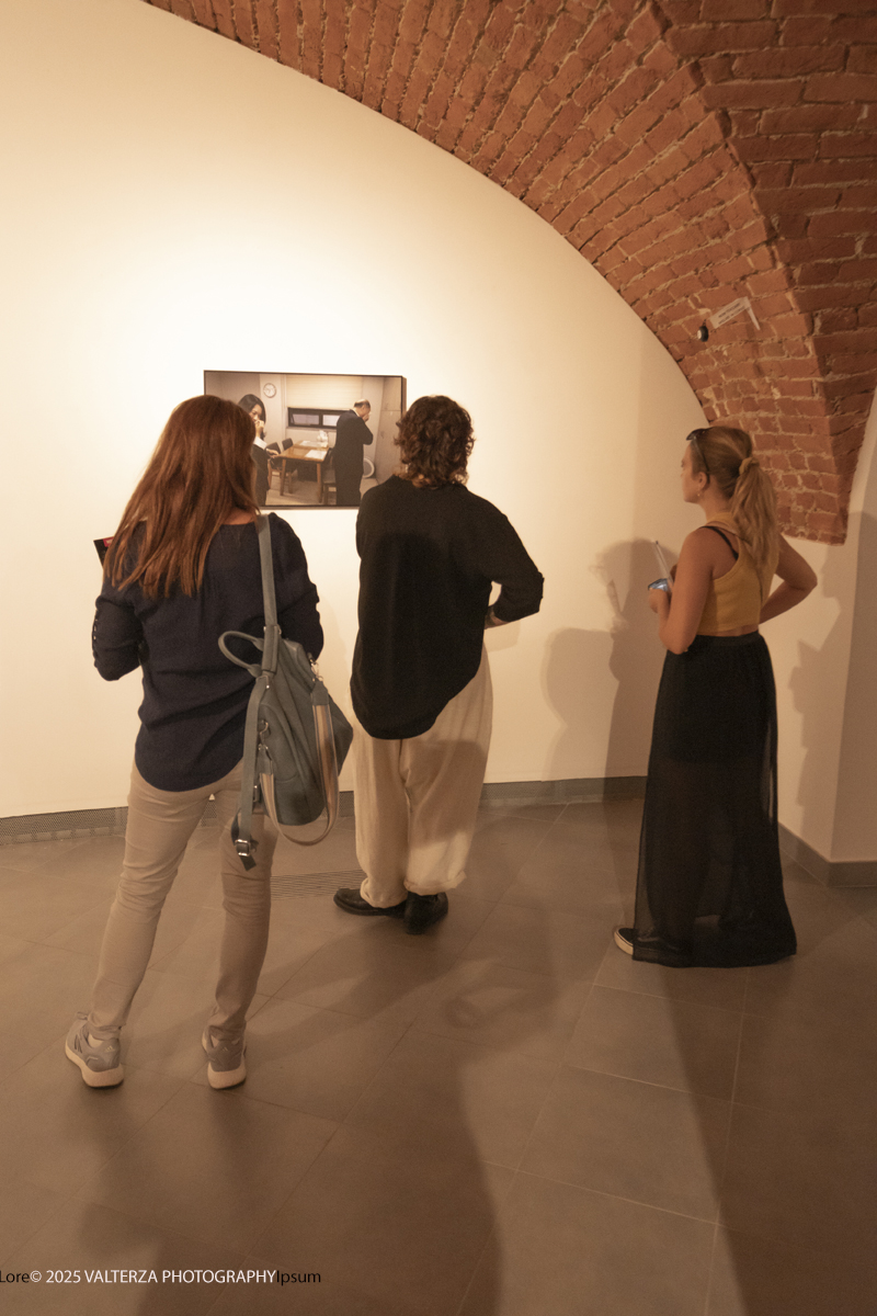 _DSF0179.jpg - World Press Photo Exhibition 2025 all’Accademia Albertina di Torino Il percorso espositivo presenta i lavori pubblicati dalle più autorevoli testate internazionali – da National Geographic a BBC, da CNN a Le Monde ed El PaÃs – e si conferma uno degli appuntamenti più attesi  per chi vuole comprendere il mondo attraverso lo sguardo dei reporter. Nella foto in visita alla mostra