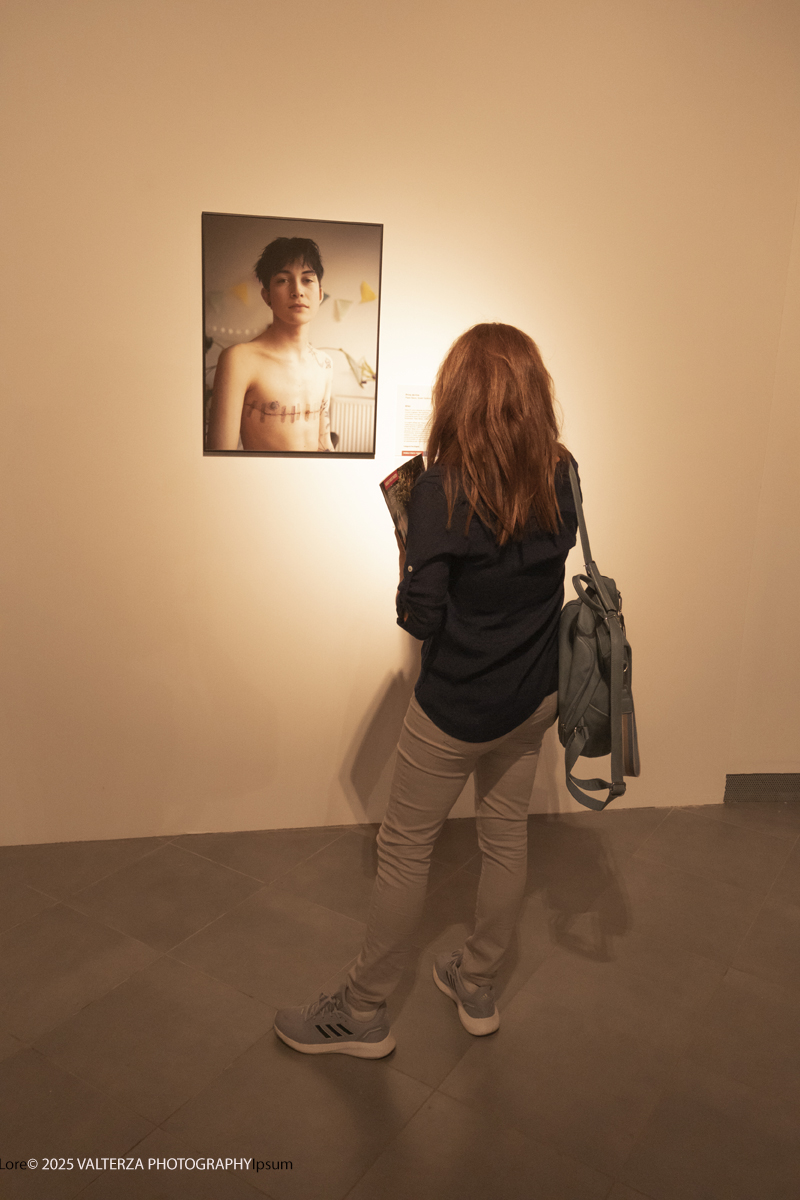 _DSF0185.jpg - World Press Photo Exhibition 2025 all’Accademia Albertina di Torino Il percorso espositivo presenta i lavori pubblicati dalle più autorevoli testate internazionali – da National Geographic a BBC, da CNN a Le Monde ed El PaÃs – e si conferma uno degli appuntamenti più attesi  per chi vuole comprendere il mondo attraverso lo sguardo dei reporter. Nella foto in visita alla mostra