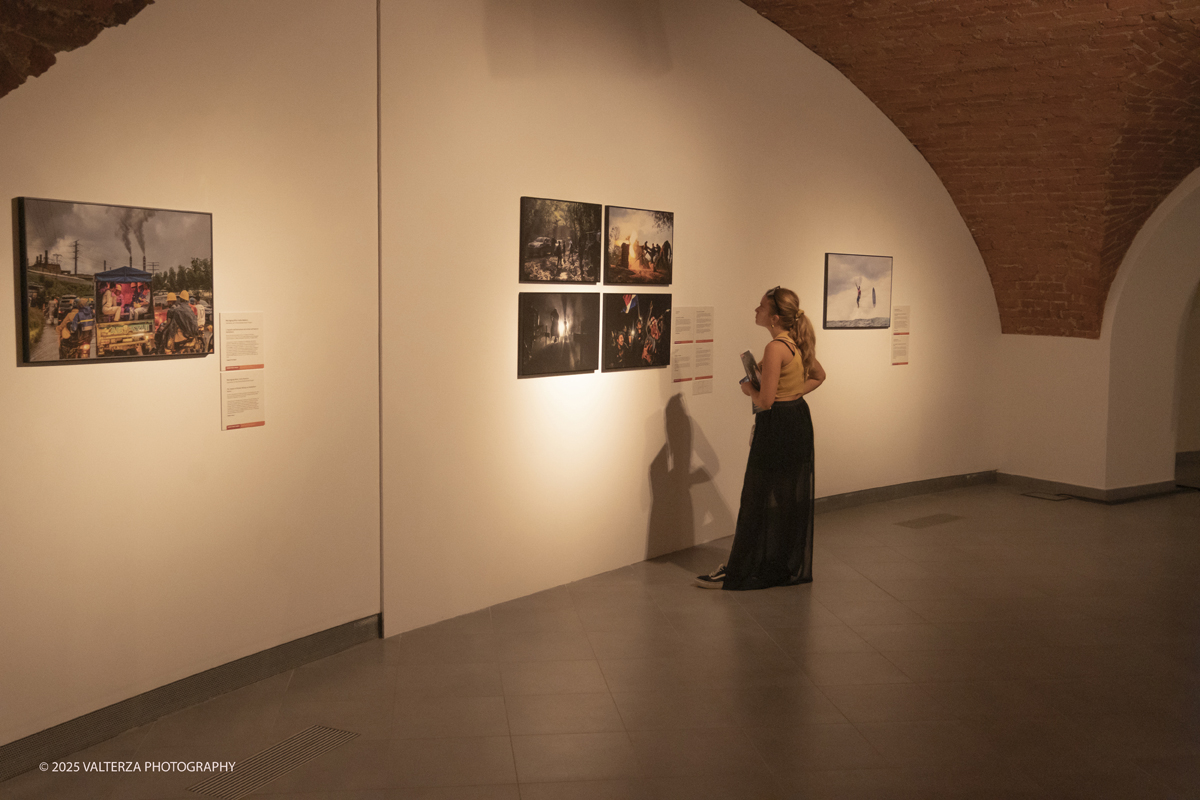 _DSF0200.jpg - World Press Photo Exhibition 2025 all’Accademia Albertina di Torino Il percorso espositivo presenta i lavori pubblicati dalle più autorevoli testate internazionali – da National Geographic a BBC, da CNN a Le Monde ed El PaÃs – e si conferma uno degli appuntamenti più attesi  per chi vuole comprendere il mondo attraverso lo sguardo dei reporter. Nella foto in visita alla mostra