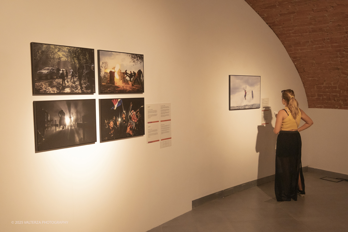 _DSF0204.jpg - World Press Photo Exhibition 2025 all’Accademia Albertina di Torino Il percorso espositivo presenta i lavori pubblicati dalle più autorevoli testate internazionali – da National Geographic a BBC, da CNN a Le Monde ed El PaÃs – e si conferma uno degli appuntamenti più attesi  per chi vuole comprendere il mondo attraverso lo sguardo dei reporter. Nella foto in visita alla mostra