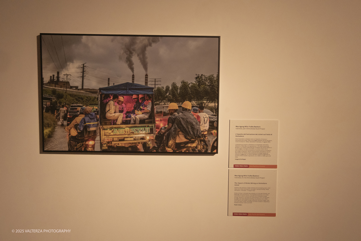 _DSF0207.jpg - World Press Photo Exhibition 2025 all’Accademia Albertina di Torino Il percorso espositivo presenta i lavori pubblicati dalle più autorevoli testate internazionali – da National Geographic a BBC, da CNN a Le Monde ed El PaÃs – e si conferma uno degli appuntamenti più attesi  per chi vuole comprendere il mondo attraverso lo sguardo dei reporter. Nella foto Categoria Foto Singola Fotografo Mas Agung Willis Yudha Baskoro L'impatto dell'estrazione del nichel sull'isola di Halmahera