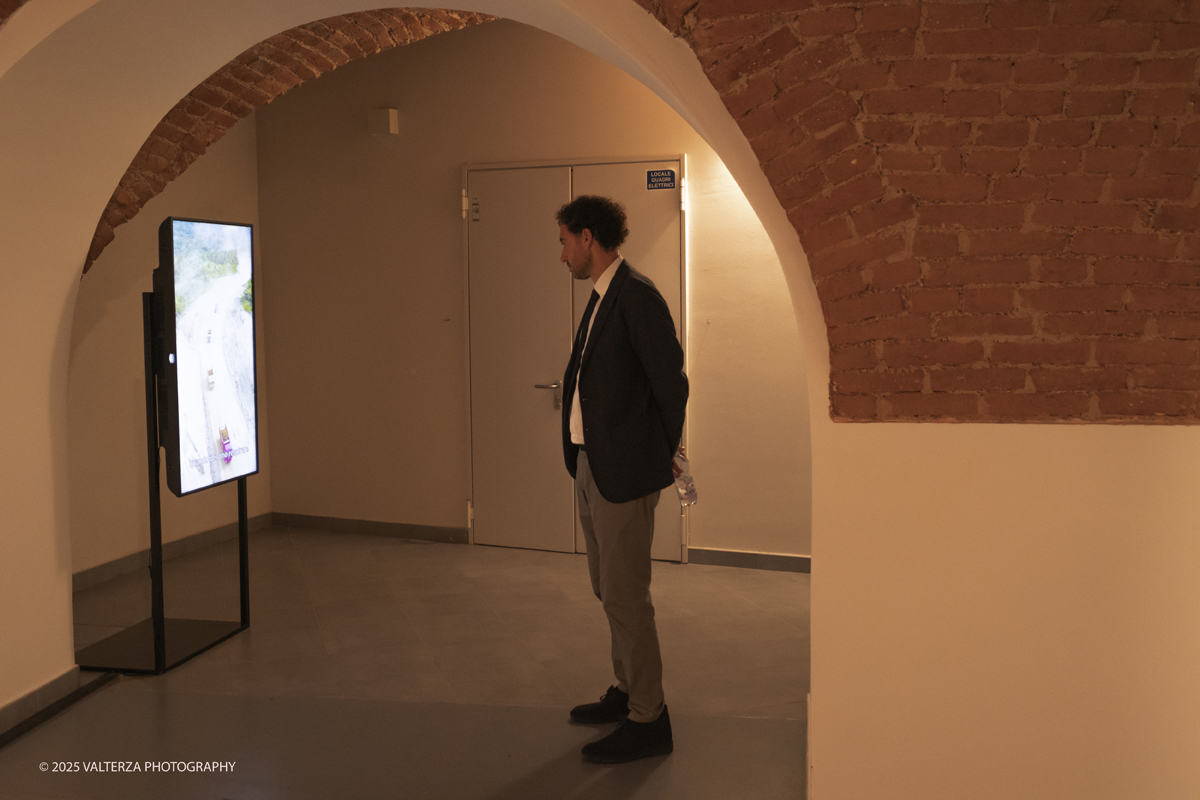 _DSF0215.jpg - World Press Photo Exhibition 2025 all’Accademia Albertina di Torino Il percorso espositivo presenta i lavori pubblicati dalle più autorevoli testate internazionali – da National Geographic a BBC, da CNN a Le Monde ed El PaÃs – e si conferma uno degli appuntamenti più attesi  per chi vuole comprendere il mondo attraverso lo sguardo dei reporter. Nella foto in visita alla mostra