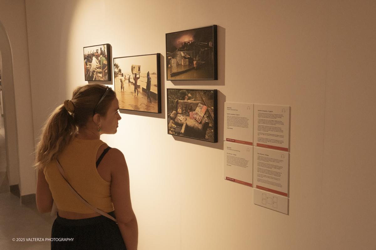 _DSF0218.jpg - World Press Photo Exhibition 2025 all’Accademia Albertina di Torino Il percorso espositivo presenta i lavori pubblicati dalle più autorevoli testate internazionali – da National Geographic a BBC, da CNN a Le Monde ed El PaÃs – e si conferma uno degli appuntamenti più attesi  per chi vuole comprendere il mondo attraverso lo sguardo dei reporter. Nella foto in visita alla mostra