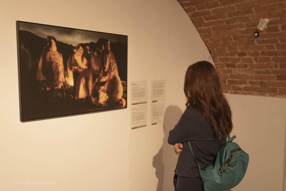 _DSF0234.jpg - World Press Photo Exhibition 2025 all’Accademia Albertina di Torino Il percorso espositivo presenta i lavori pubblicati dalle più autorevoli testate internazionali – da National Geographic a BBC, da CNN a Le Monde ed El PaÃs – e si conferma uno degli appuntamenti più attesi  per chi vuole comprendere il mondo attraverso lo sguardo dei reporter. Nella foto in visita alla mostra