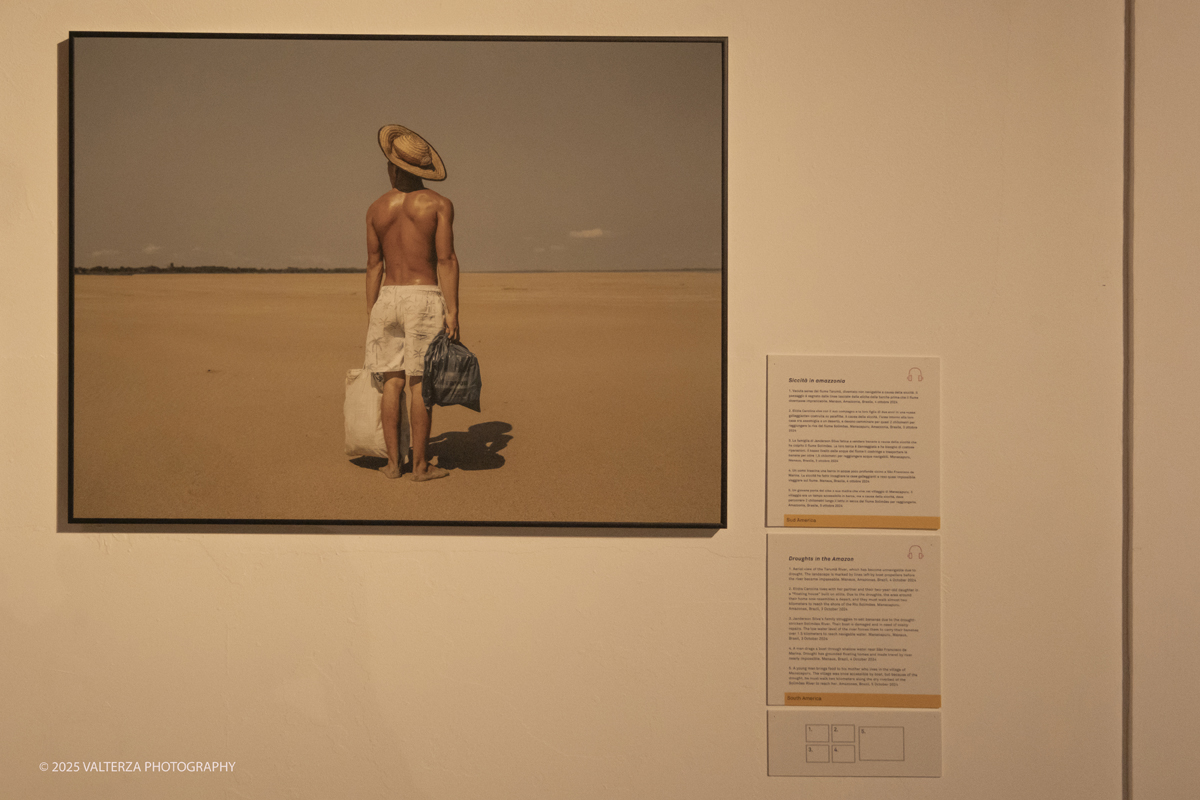 _DSF0250.jpg - World Press Photo Exhibition 2025 all’Accademia Albertina di Torino Il percorso espositivo presenta i lavori pubblicati dalle più autorevoli testate internazionali – da National Geographic a BBC, da CNN a Le Monde ed El PaÃs – e si conferma uno degli appuntamenti più attesi  per chi vuole comprendere il mondo attraverso lo sguardo dei reporter. Nella foto Immagine finalista Fotografo Musuk Nolte Un giovane uomo immortalato mentre sta portando il cibo alla madre causa siccità in Amazzonia