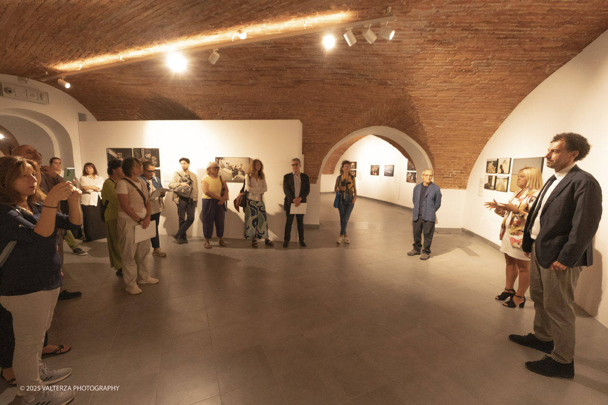 _DSF0257.jpg - World Press Photo Exhibition 2025 all’Accademia Albertina di Torino Il percorso espositivo presenta i lavori pubblicati dalle più autorevoli testate internazionali – da National Geographic a BBC, da CNN a Le Monde ed El PaÃs – e si conferma uno degli appuntamenti più attesi  per chi vuole comprendere il mondo attraverso lo sguardo dei reporter. Nella foto un momento della presentazione della mostra da parte di Vito Cramarossa Direttore di WPP Italia