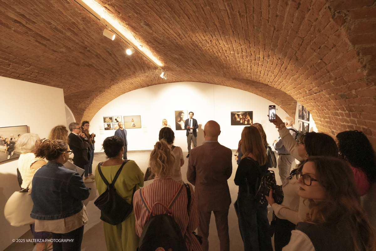 _DSF0268.jpg - World Press Photo Exhibition 2025 all’Accademia Albertina di Torino Il percorso espositivo presenta i lavori pubblicati dalle più autorevoli testate internazionali – da National Geographic a BBC, da CNN a Le Monde ed El PaÃs – e si conferma uno degli appuntamenti più attesi  per chi vuole comprendere il mondo attraverso lo sguardo dei reporter. Nella foto un momento della presentazione della mostra da parte di Vito Cramarossa Direttore di WPP Italia
