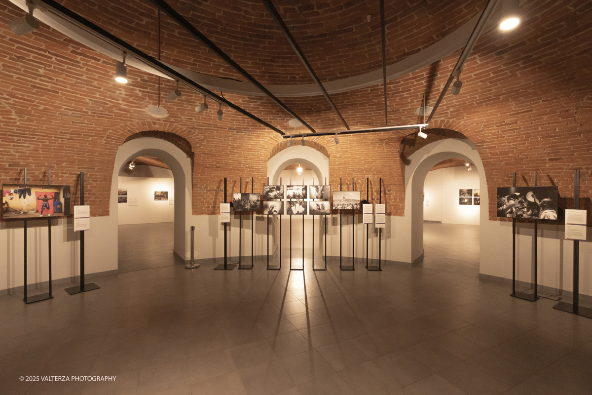 _DSF0281.jpg - World Press Photo Exhibition 2025 all’Accademia Albertina di Torino Il percorso espositivo presenta i lavori pubblicati dalle più autorevoli testate internazionali – da National Geographic a BBC, da CNN a Le Monde ed El PaÃs – e si conferma uno degli appuntamenti più attesi  per chi vuole comprendere il mondo attraverso lo sguardo dei reporter. Nella foto in visita alla mostra