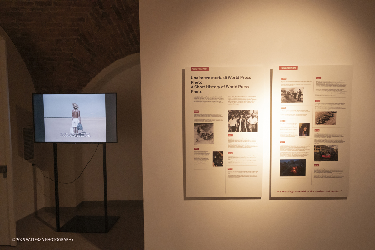 _DSF0284.jpg - World Press Photo Exhibition 2025 all’Accademia Albertina di Torino Il percorso espositivo presenta i lavori pubblicati dalle più autorevoli testate internazionali – da National Geographic a BBC, da CNN a Le Monde ed El PaÃs – e si conferma uno degli appuntamenti più attesi  per chi vuole comprendere il mondo attraverso lo sguardo dei reporter. Nella foto parte dell'allestimento con audiovisivo