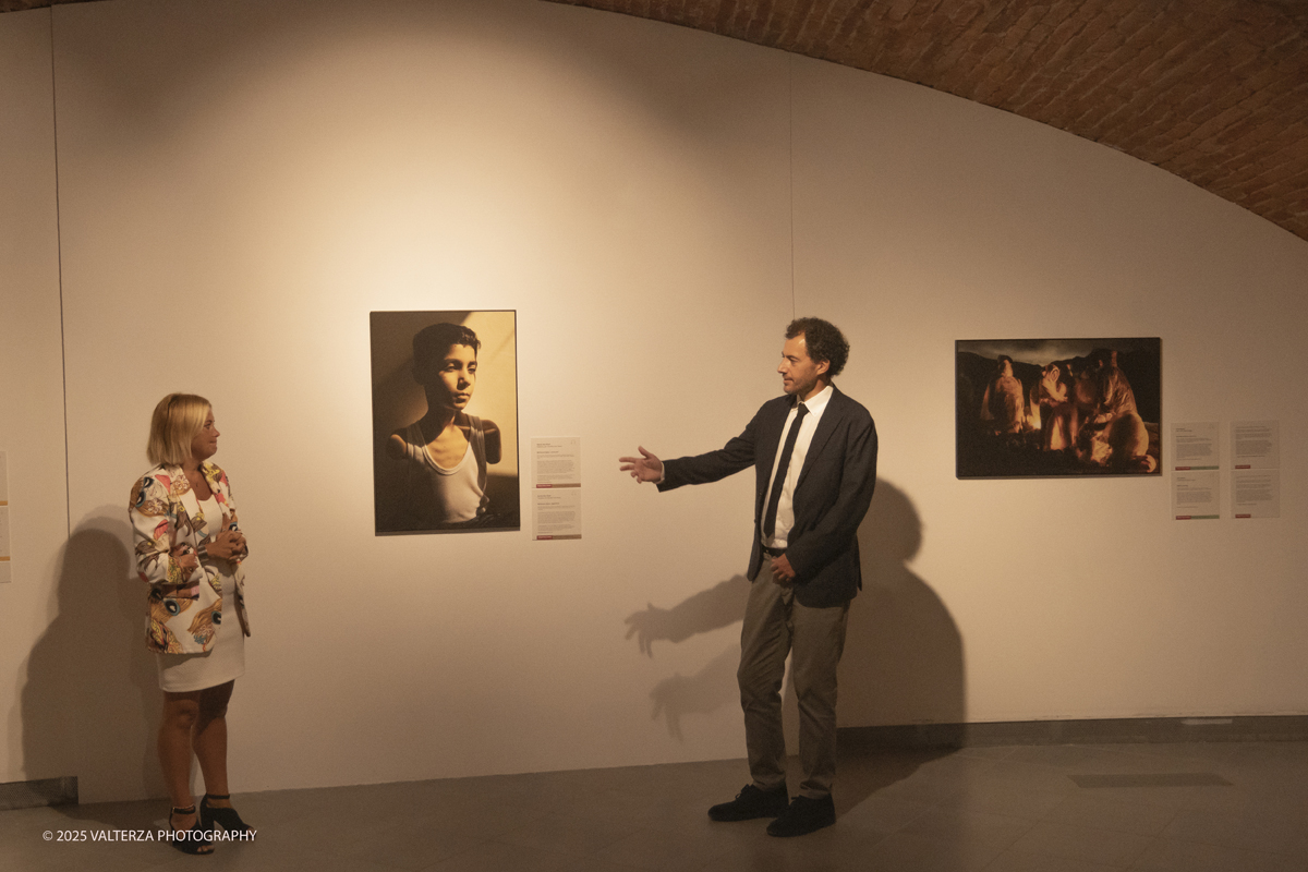 _DSF0302.jpg - World Press Photo Exhibition 2025 all’Accademia Albertina di Torino Il percorso espositivo presenta i lavori pubblicati dalle più autorevoli testate internazionali – da National Geographic a BBC, da CNN a Le Monde ed El PaÃs – e si conferma uno degli appuntamenti più attesi  per chi vuole comprendere il mondo attraverso lo sguardo dei reporter. Nella foto un momento della presentazione della mostra da parte di Vito Cramarossa Direttore di WPP Italia