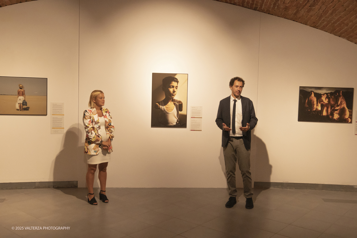 _DSF0308.jpg - World Press Photo Exhibition 2025 all’Accademia Albertina di Torino Il percorso espositivo presenta i lavori pubblicati dalle più autorevoli testate internazionali – da National Geographic a BBC, da CNN a Le Monde ed El PaÃs – e si conferma uno degli appuntamenti più attesi  per chi vuole comprendere il mondo attraverso lo sguardo dei reporter. Nella foto un momento della presentazione della mostra da parte di Vito Cramarossa Direttore di WPP Italia