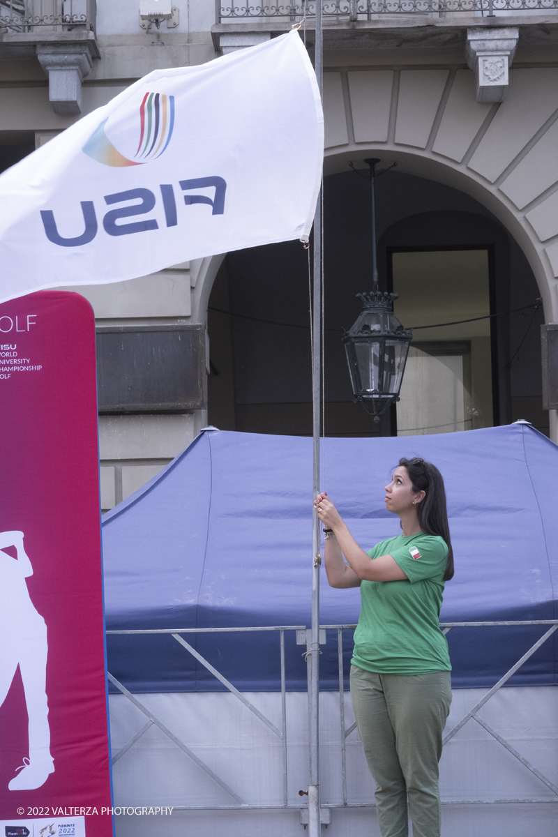 _DSF0920.jpg - 18/07/2022. Torino. Tornano i Mondiali universitari di golf: lâ€™evento 2022, giunto alla 18esima edizione, si terrÃ  dal 20 al 23 luglio al Royal Park I Roveri. In gara 19 Federazioni e 138 tra atleti e officials. Nella foto l'alzabandiera della FISU