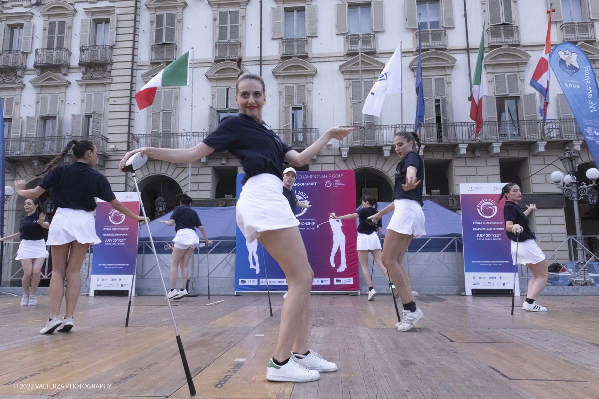 _DSF0994.jpg - 18/07/2022. Torino. Tornano i Mondiali universitari di golf: lâ€™evento 2022, giunto alla 18esima edizione, si terrÃ  dal 20 al 23 luglio al Royal Park I Roveri. In gara 19 Federazioni e 138 tra atleti e officials. Nella foto il corpo di ballo della FISU si esibisce alla fine della cerimonia di apertura