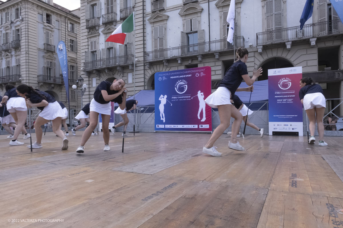 _DSF1039.jpg - 18/07/2022. Torino. Tornano i Mondiali universitari di golf: lâ€™evento 2022, giunto alla 18esima edizione, si terrÃ  dal 20 al 23 luglio al Royal Park I Roveri. In gara 19 Federazioni e 138 tra atleti e officials. Nella foto il corpo di ballo della FISU si esibisce alla fine della cerimonia di apertura