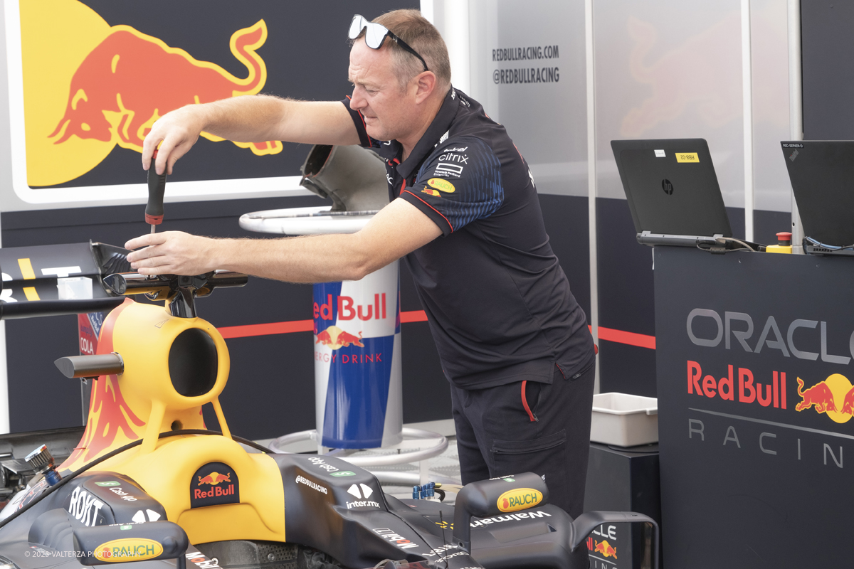 _DSF0608.jpg - 02/09/2023. Torino. Autolook Week Torino Ã¨ il festival che celebra la storia del motorsport e le auto da competizione. Nella foto all'interno dello stand RedBull i meccanici preparano la F1 RB8, 2012 che si esibirÃ  sul circuito cittadino preparato per l'evento