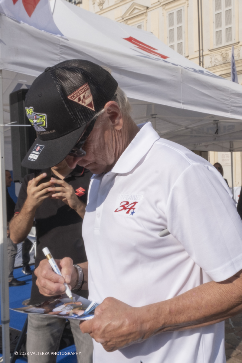 _DSF0722.jpg - 02/09/2023. Torino. Autolook Week Torino Ã¨ il festival che celebra la storia del motorsport e le auto da competizione. Nella foto Kevin Schwantz campione mondiale della 500 nel 1993 con la Suzuki rilascia autografi al pubblico