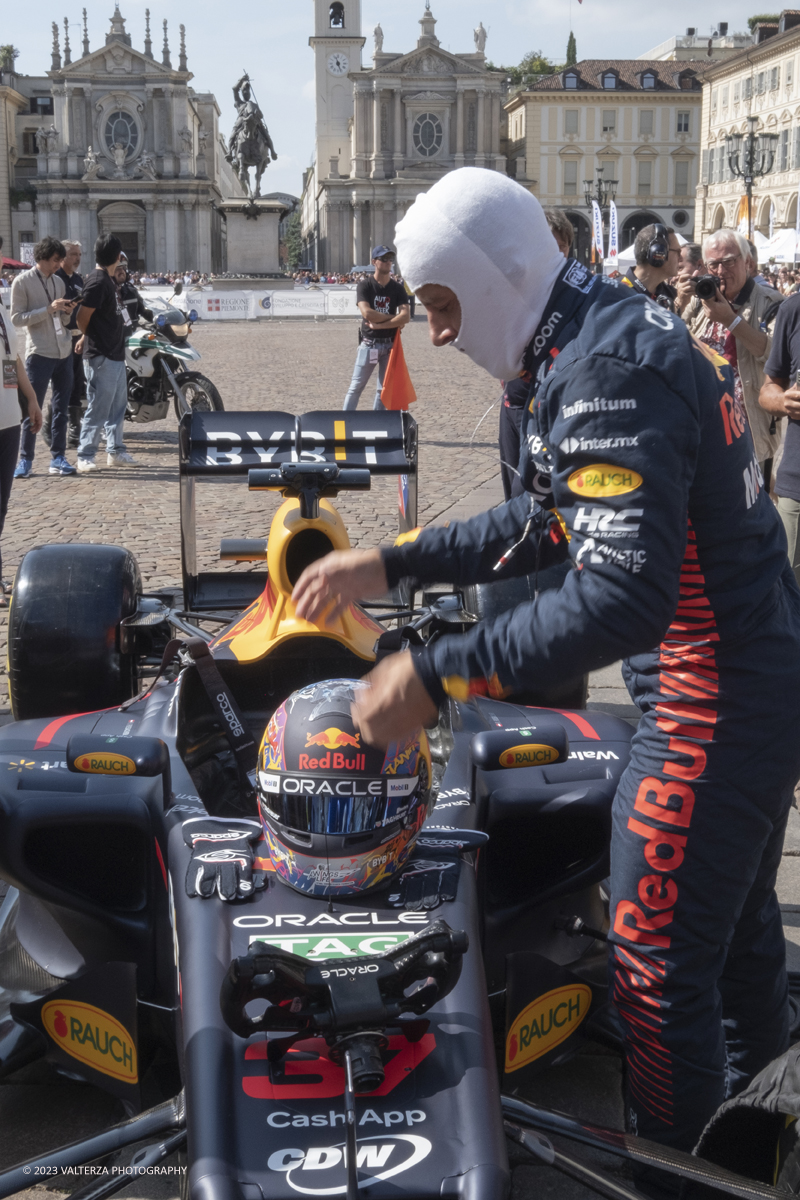 _DSF1289.jpg - 02/09/2023. Torino. Autolook Week Torino Ã¨ il festival che celebra la storia del motorsport e le auto da competizione. Nella foto preparazione finale e vestizione del pilota della Red Bull RB8 per l'esibizione in circuito in centro cittÃ  guidata dal ex pilota austriaco Patrick Friesacher