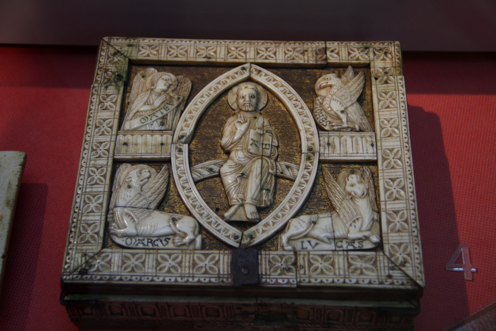 IlCollezionistaDiMeraviglie_015.JPG - Cassetta reliquiario con Cristo in Maestà e simboli degli evangelisti - Colonia, Fine XII secolo