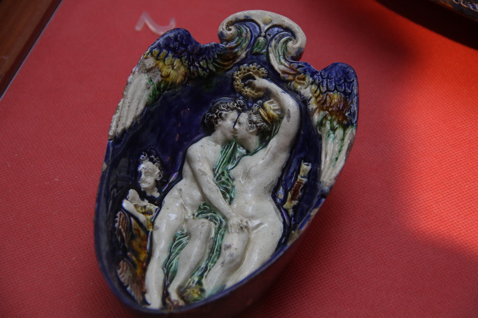 IlCollezionistaDiMeraviglie_089.JPG - Salsiera con Marte e Venere - Scuola di Bernard Palissy - Francia, fine del XVI o inizio del XVII secolo